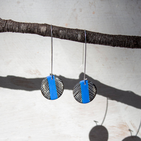 Black Feather little disc earrings - Electric Blue