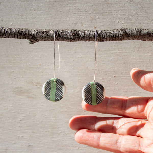 Arrow little disc earrings - Black & Moss