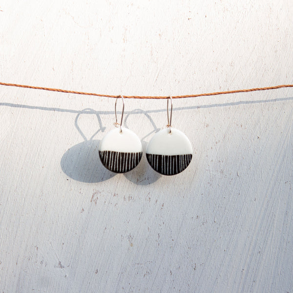 Half Moon little disc earrings - Black