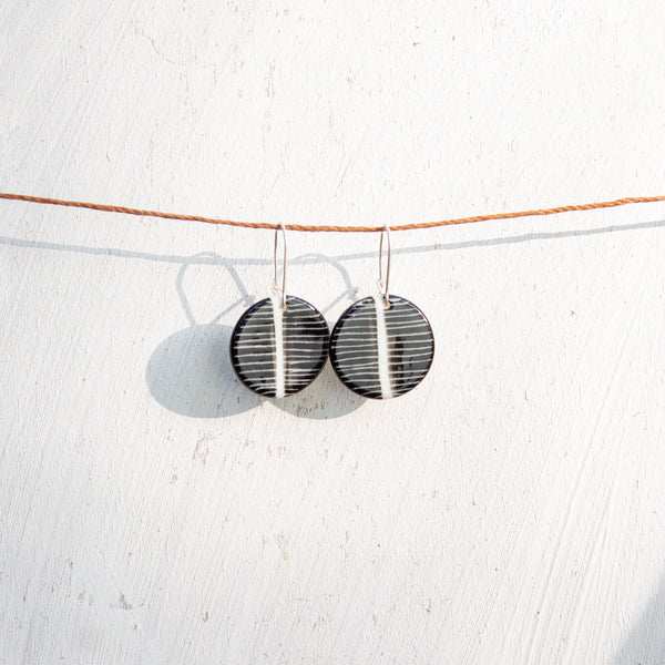 Linear little disc earrings - Black #1