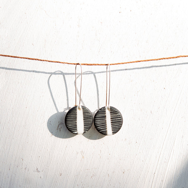 Linear little disc earrings - Black #2