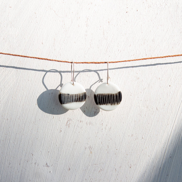 Stripey little disc earrings - Black