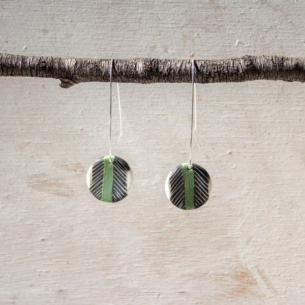 Arrow little disc earrings - Black & Moss