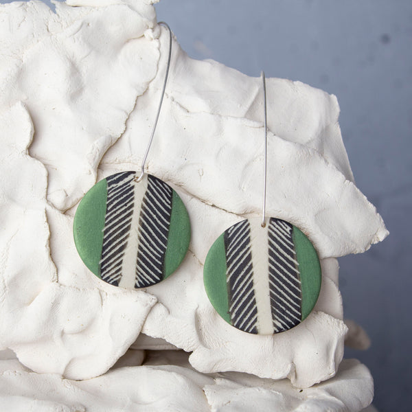 Arrow medium disc earrings - Black & Moss