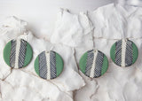 Arrow medium disc earrings - Black & Moss