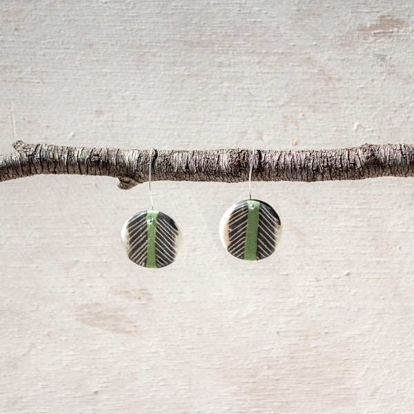 Arrow little disc earrings - Black & Moss