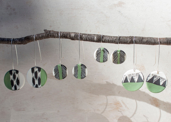 Arrow little disc earrings - Black & Moss